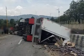 Aparatosa volcadura de tráiler en carretera de Veracruz; hay cierre parcial de circulación