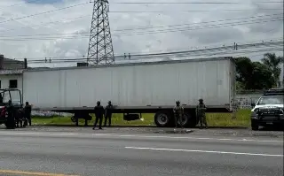 Aseguran caja seca abandonada en autopista de Veracruz