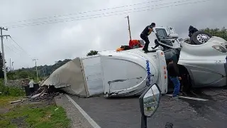 Aparatosa volcadura de tractocamión en la Orizaba - Puebla 