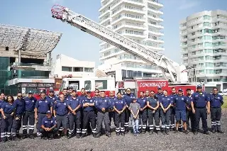 Bomberos conurbados abren sus puertas al público con exhibición de vehículos