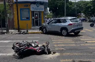 Accidente entre motociclista y camioneta deja a un joven lesionado en el Centro de Veracruz