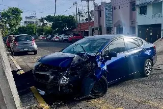 Accidente en el Reforma Veracruz deja un auto destrozado 