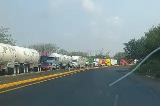 Tome precauciones; hay cierre parcial de circulación en autopista de Veracruz 