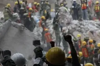 Con 'mano cadena' buscan víctimas del terremoto en Colombia. Van 224 muertos