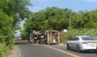 Aparatosa volcadura de tráiler en carretera de Veracruz; hay cierre vial