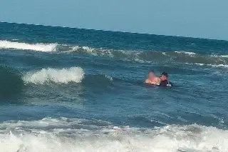 Así rescataron a mujer en Playa Chachalacas, Veracruz