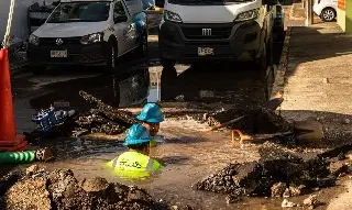Fuga de agua en colonia de Veracruz; podría presentarse falta de agua 