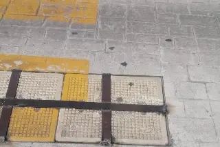 Reparan el fierro salido en tapa de registro de Telmex en Veracruz 