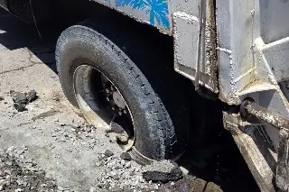 Camión de basura hundido en Boca del Río revela fuga de aguas negras ignorada por 15 días