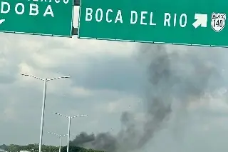 Columna de humo en carretera de Veracruz; esto ocurre