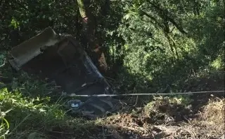 Vuelca camión de volteo y cae a barranco en carretera de Veracruz