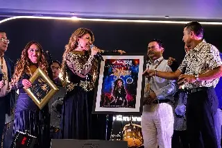 Diana Reyes celebra 35 años de trayectoria y recibe en Veracruz reconocimiento de ADEEM Latina