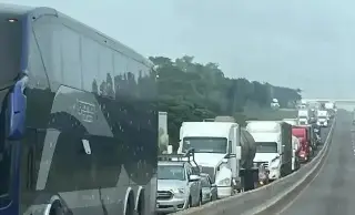 Hay cierre parcial de circulación en autopista de Veracruz, ¿A qué altura? 