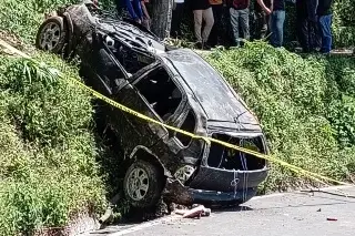 Camioneta cae a barranco en carretera de Veracruz