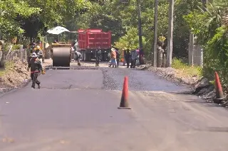 Supervisan obra de rehabilitación de tramo carretero en Alvarado