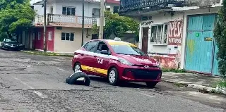 Socavón pone en riesgo a automovilistas en calles del Centro de Veracruz