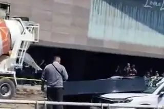 Captan impresionante desplome de espectacular que dejó un muerto, este viernes (+Video)