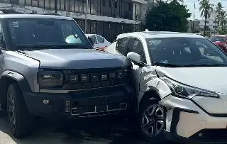 Chocan autos de lujo en Veracruz