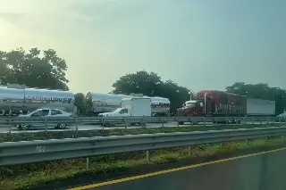 Carga vehicular en la autopista Acatzingo - Ciudad Mendoza, toma precauciones