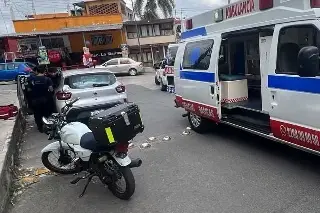 Pensaron lo peor cuando lo encontraron inconsciente dentro de auto en Xalapa