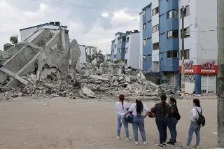 Suman casi 300 muertos por terremoto en Colombia 