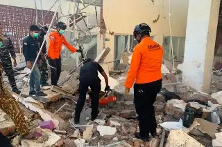 Reportan 2 muertos y un herido por terremoto de magnitud 7.7 en Indonesia 