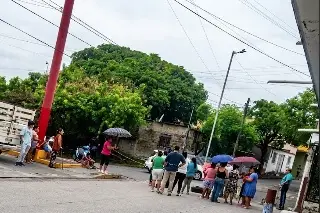 Vecinos protestan por falta de luz en Veracruz; llevan 3 días sin servicio