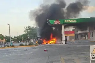 Accidente entre patrulla estatal y automóvil deja un muerto; pobladores incendian motopatrulla en Álamo