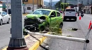 Aparatoso accidente en Nogales, Veracruz; carro se sube al camellón 