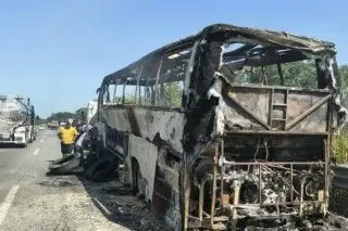 Se incendia autobús de pasajeros en autopista de Veracruz 