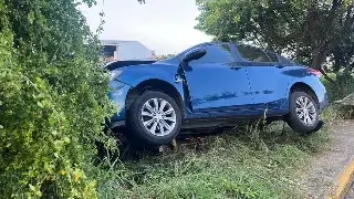Automovilistas termina en fuerte choque contra un árbol en Fidel Velázquez