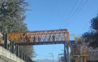 Salvan a hombre de lanzarse de puente en Xalapa