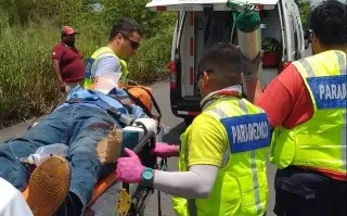 Muere hombre tras quedar atrapado en accidente contra tráiler en carretera de Veracruz