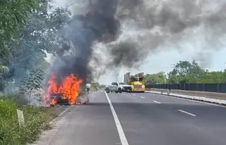Se incendia vehículo en libramiento de Rinconada, ¿hay paso?