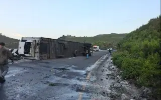 Volcadura de tractocamión provoca robo de aguacate en autopista de Veracruz