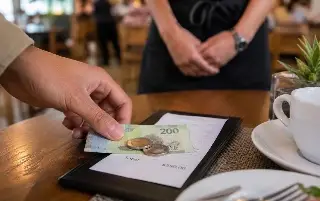 ¿Es legal que un restaurante incluya la propina en el ticket?