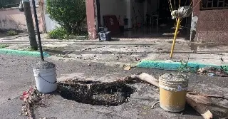 Aguas negras y un socavón mantienen en riesgo a vecinos en Boca del Río 