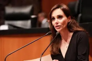 Lilly Tellez lleva bandeja al Senado; reta a legisladores de Morena entregar sus visas 