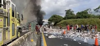 Chocan y se incendian traileres en autopista de Veracruz; se llevan la mercancía