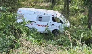 Iban a una emergencia y terminaron en un barranco; pasó en Tlapacoyan