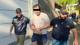 Inicia traslado de contraalmirante Farías desde Argentina hacia México