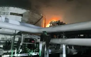 Controlan incendio en complejo Pajaritos, en Coatzacoalcos