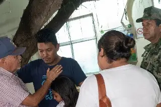 Tras salvarse dentro de una hielera. Así se reencuentran con sus familias (+Video)