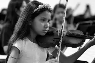 Muere a los 9 años Romina Rivera, niña violinista que tocó ante el Papa León XIV