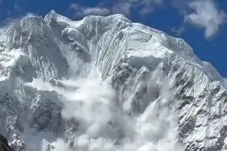 Sismo de 7.2 en Perú provoca impresionante desprendimiento de hielo en monte Humantay (+Video)
