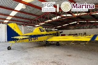 Aseguran avioneta y 5.912 litros de huachicol en Campeche