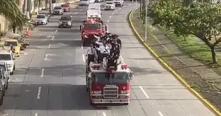 Desfilan por los 153 años del día del Bombero en Veracruz 