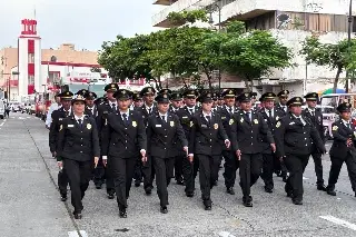 ¡Héroes sin capa! Desfilan Bomberos de Veracruz y reciben ovación de la gente (FOTOS)