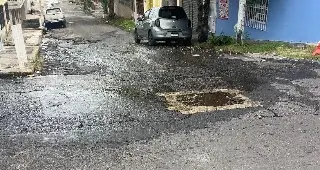 Miles de litros de agua se desperdician en calles de Veracruz