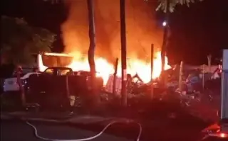 Arde corralón de vehículos en la zona sur de Veracruz